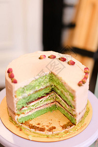 美味的绿色多蛋糕生日晚图片