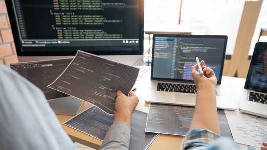 协作工软件工程师网站开发人员技术或程序员在屏幕上与空间办公室司的伙伴一起在启动ai应用程序项背景图片