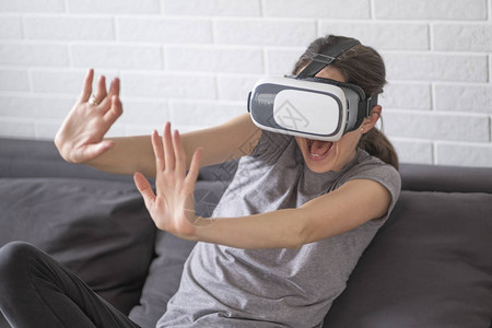 戴VR护目镜的女人她害怕图片