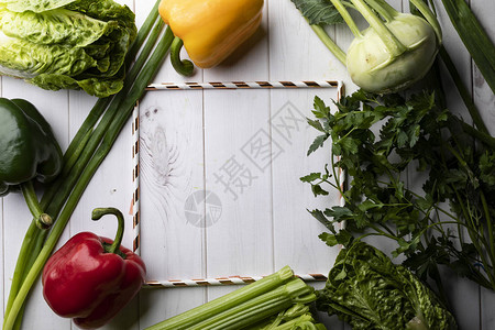 蔬菜新鲜蔬菜的成分在白色木制背景图片
