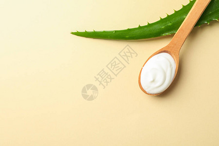 Aloevera叶子和勺子图片