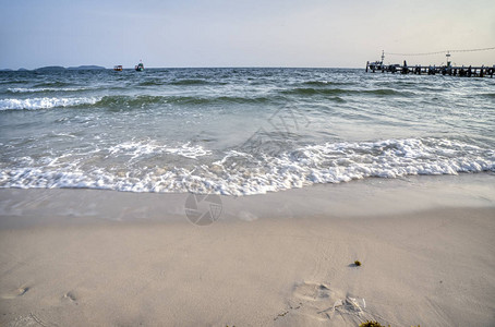 在美丽的沙滩海浪图片