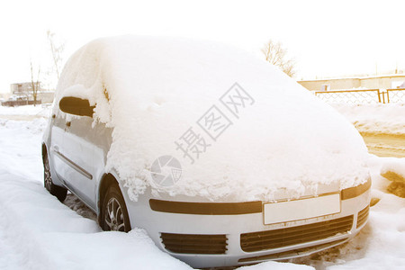 雪降后在汽车上下雪冬季城市风景和温图片