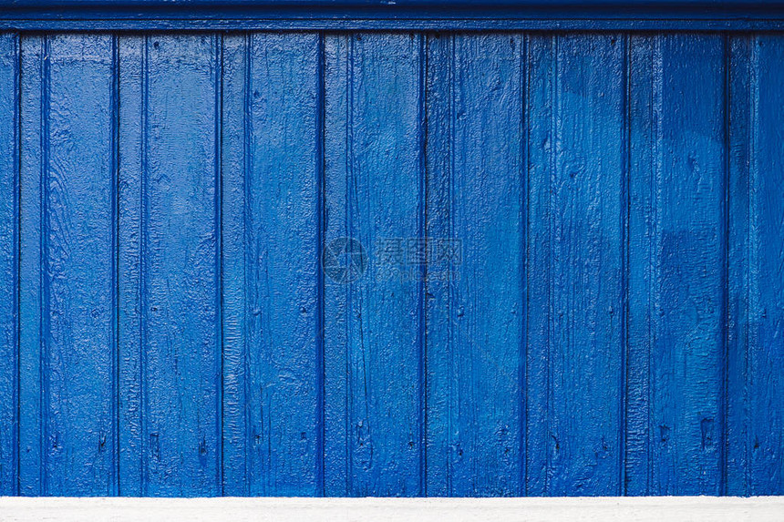 生动的木板特写木绘质朴的蓝色背景在不平整的板上涂厚的钴漆村屋外观不完美的木质纹理房子墙上图片