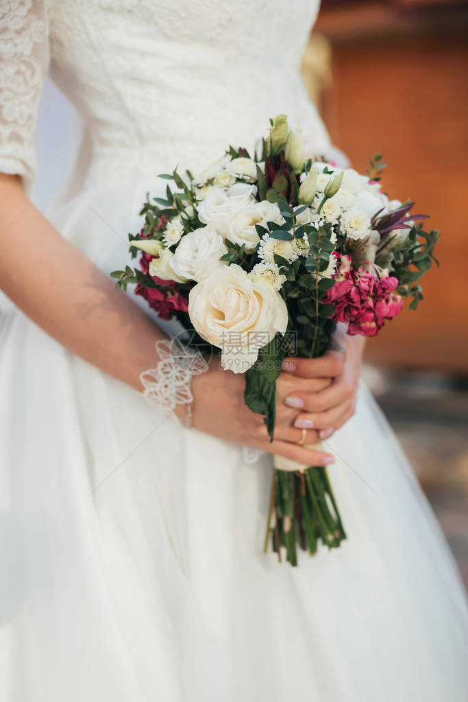 优雅的婚礼花束新娘手里有白图片