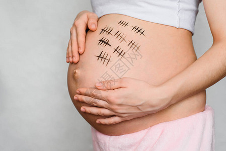 怀孕期间涂有油漆的怀孕少女肚子图片