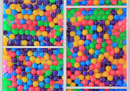 儿童游乐场笼子里的彩色塑料球图片