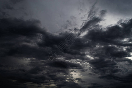 浩瀚天空中的黑云暴雨图片