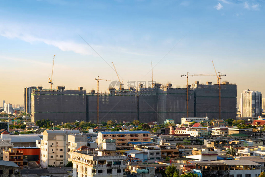 在泰国曼谷开始建设新的综合基础设施项目的施工现场繁忙图片