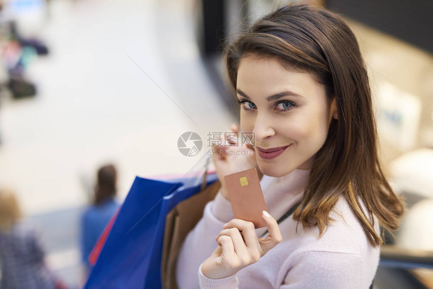 大购物时信用卡是十分需要的一图片