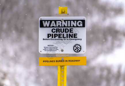 冬季查看原油管道区域警告标志的特写该标志警告人们注意埋在图片