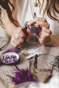 女人制作手工宝石首饰图片