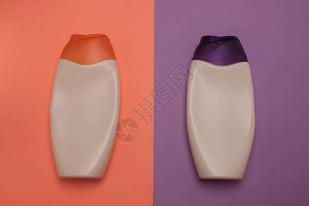 两个化妆品包装瓶容器美容淋浴装饰化妆品桃色和紫色背景图片