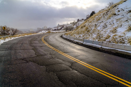 盐湖城雪山上损坏的道路图片