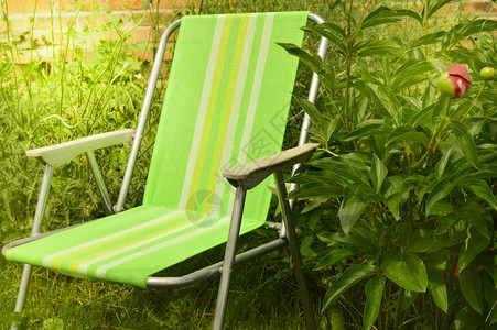 折叠椅露营位于阳光夏日的草图片