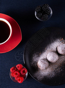 自制巧克力蛋糕球松露在黑盘上撒糖粉图片