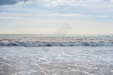 海景有银光反射平静的波浪明亮图片