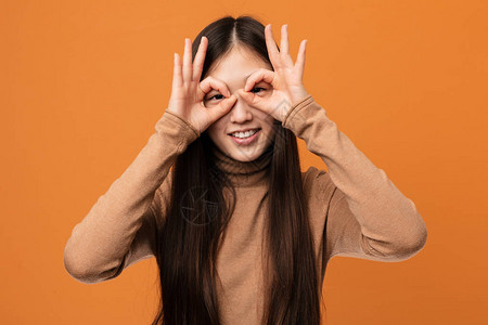 年轻漂亮的女人在眼睛上图片