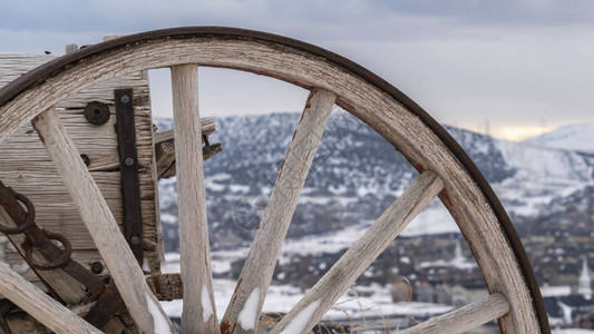 全景木轮与在冬天观看的老式推车的生锈金属图片