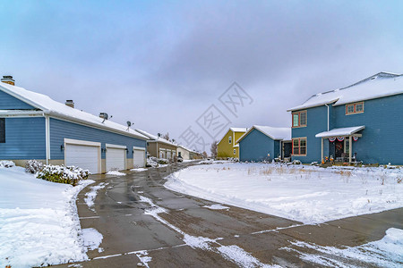 犹他州的邻邦在冬天的空下被云笼罩在房子前面可以看到一条湿道图片
