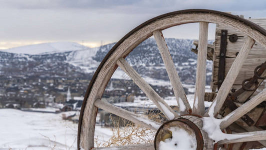 清除全景木轮与在冬天观看的老式推车的生锈金属图片