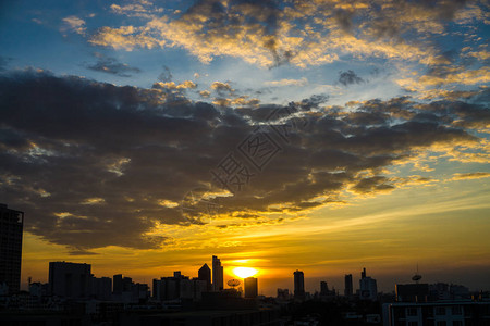 日出天空环绕着城市建筑图片