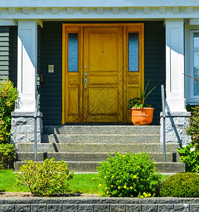 通往带园景前院的家庭住宅入口的门阶图片