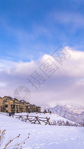 垂直住宅俯瞰风景秀丽的白雪皑的山脉和生动的蓝天与云彩图片