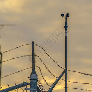 带刺铁丝网的方形链环围栏保护犹他谷的一座发电厂图片