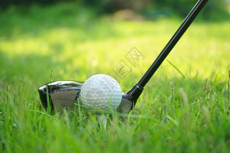 高尔夫球和高尔夫球俱乐部在美丽的高尔夫球图片