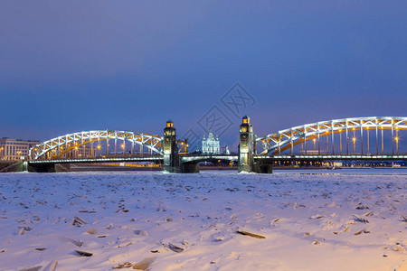 圣彼得堡的彼得大桥和斯莫尼大教堂冬图片