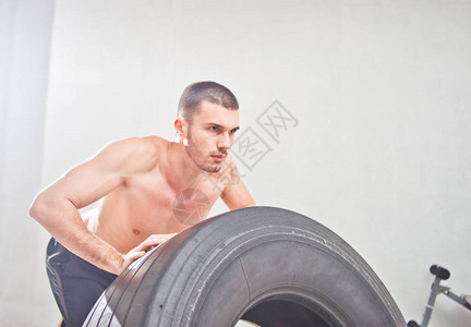 概念功能训练健身房健身男子在健身房图片