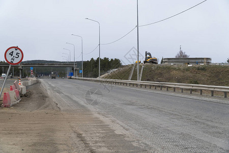 正在公路上修建新道路桥梁挖土图片