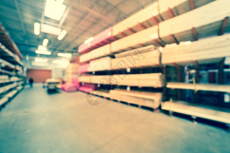 在美国大型五金店的木材场的货架上图片