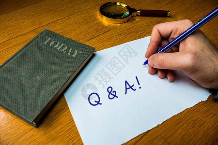 概念手写显示Q和A概念意义定为问题被问和回答人写文件木桌放图片