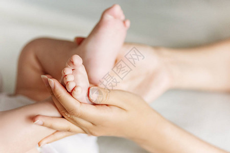 新生儿的脚掌握在母亲手中图片