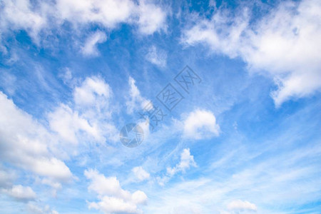 蓝天背景上的蓬松和卷云背景图片