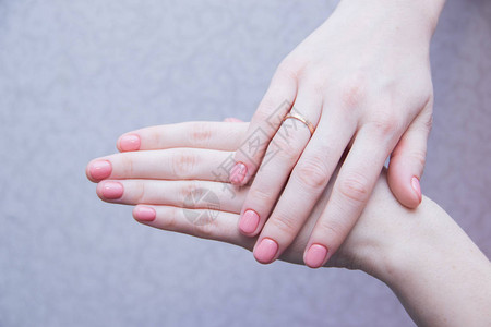女手上的粉色实彩色指甲美甲金油精细钉子图片
