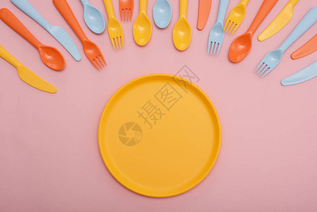 彩色塑料餐具图片