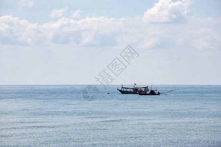 沙滩附近的小船楚蓬省Sairee海滩Sandy海滩图片
