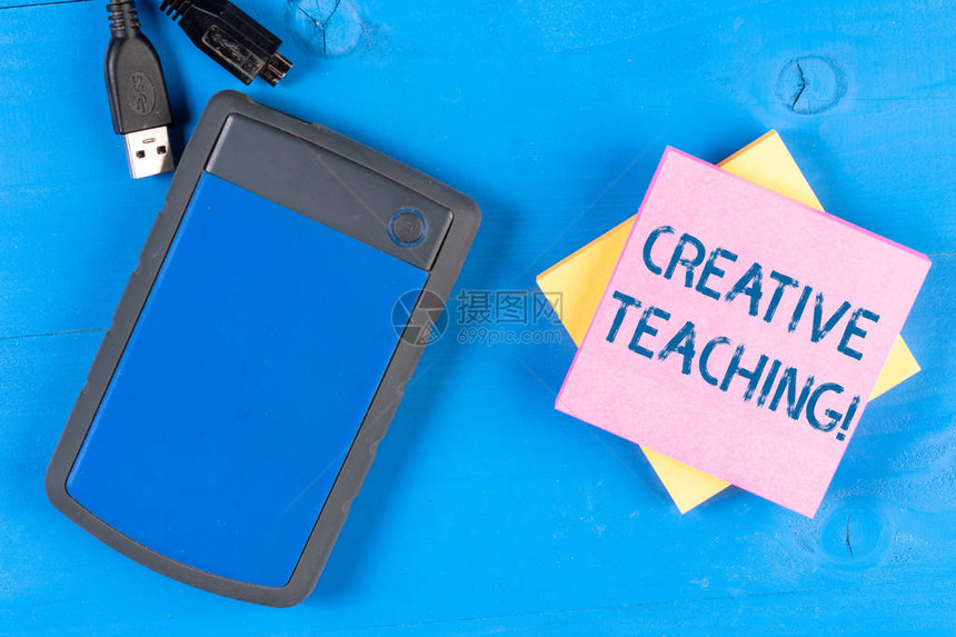显示创意教学的书写笔记从学习环境中做点好事的商业概念电子设备USB存储器彩色便图片