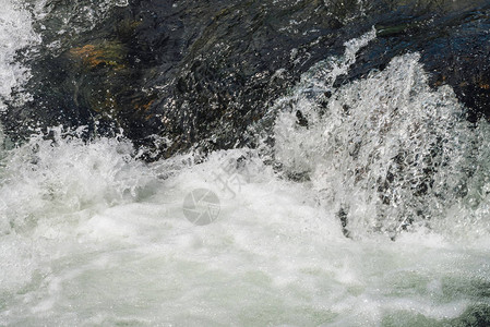 泡沫水表面的自然纹理河流特写的急流山溪水流湍急干净的水波背景与复制空间闪亮流的纹理泡沫背景图片