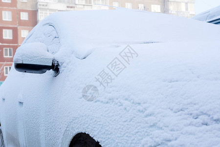 深覆合白色汽车上面覆满雪背景