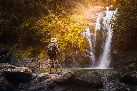 冒着一生的冒险之旅在春林和新发现的瀑布中漫高清图片