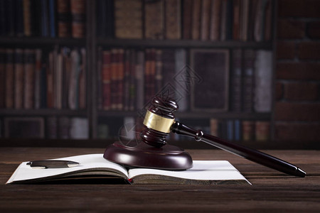 处理法律法律问题或案件的木制法官的木图片