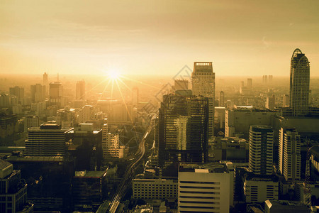 城市天际线与日落时的城市摩天大楼图片