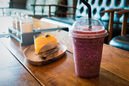 用于的健康冰沙杯一些健康食品面包店咖啡厅木桌图片
