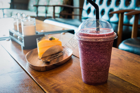 用于减肥的健康冰沙杯一些健康食品面包店咖啡厅木桌图片