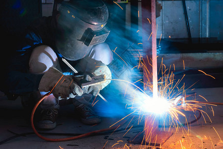 钢焊接或焊工业在工厂钢焊接吸入烟雾会对背景图片