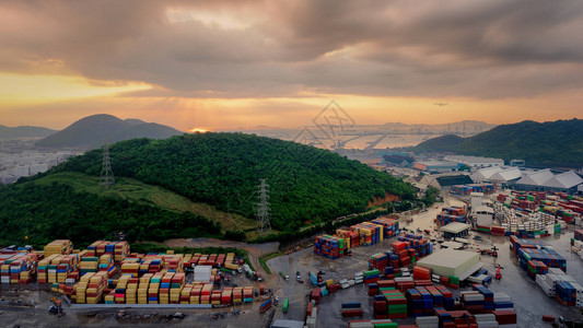 集装箱堆场船厂货柜和港口背景下的货船视图进出口工业物流系图片
